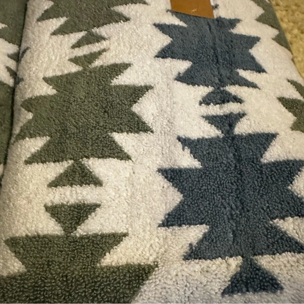 NEW Wrangler Bath Towels White with Sage and Blue Aztec Design 4 Bath & 2 Hand